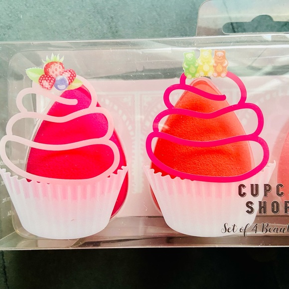 FINAL PRICE MARKDOWN!/Cupcake Shoppe Set Of 4 Beauty Blender Sponges! - Picture 3 of 10